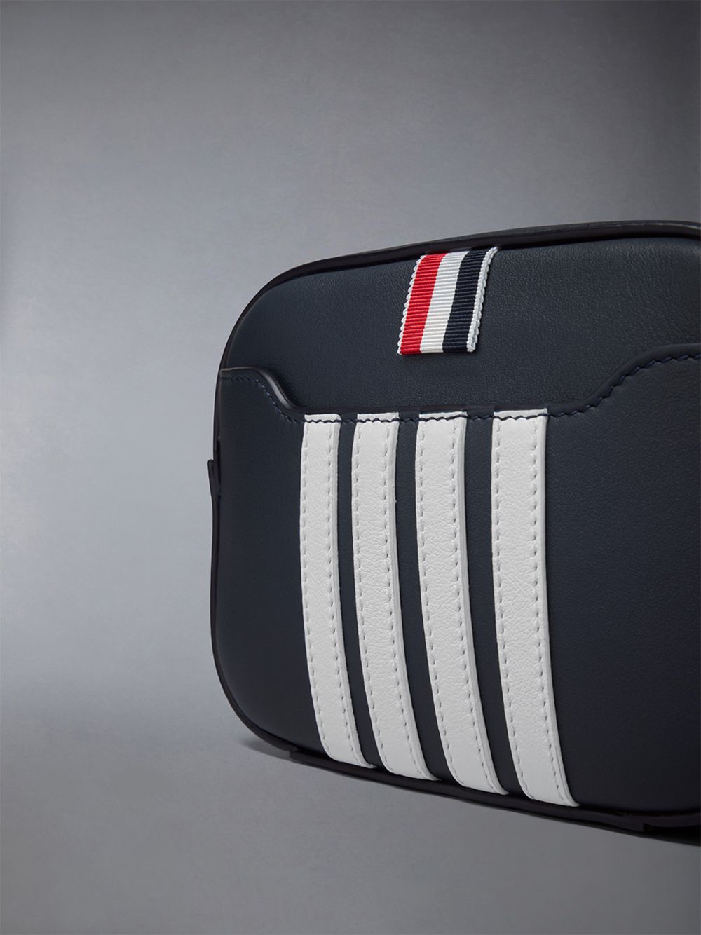 Thom Browne Horizontal Camera W/ 4 Bar Stripes in Smooth Calf Werkzeugtaschen Herren Blau | CXW63I31588