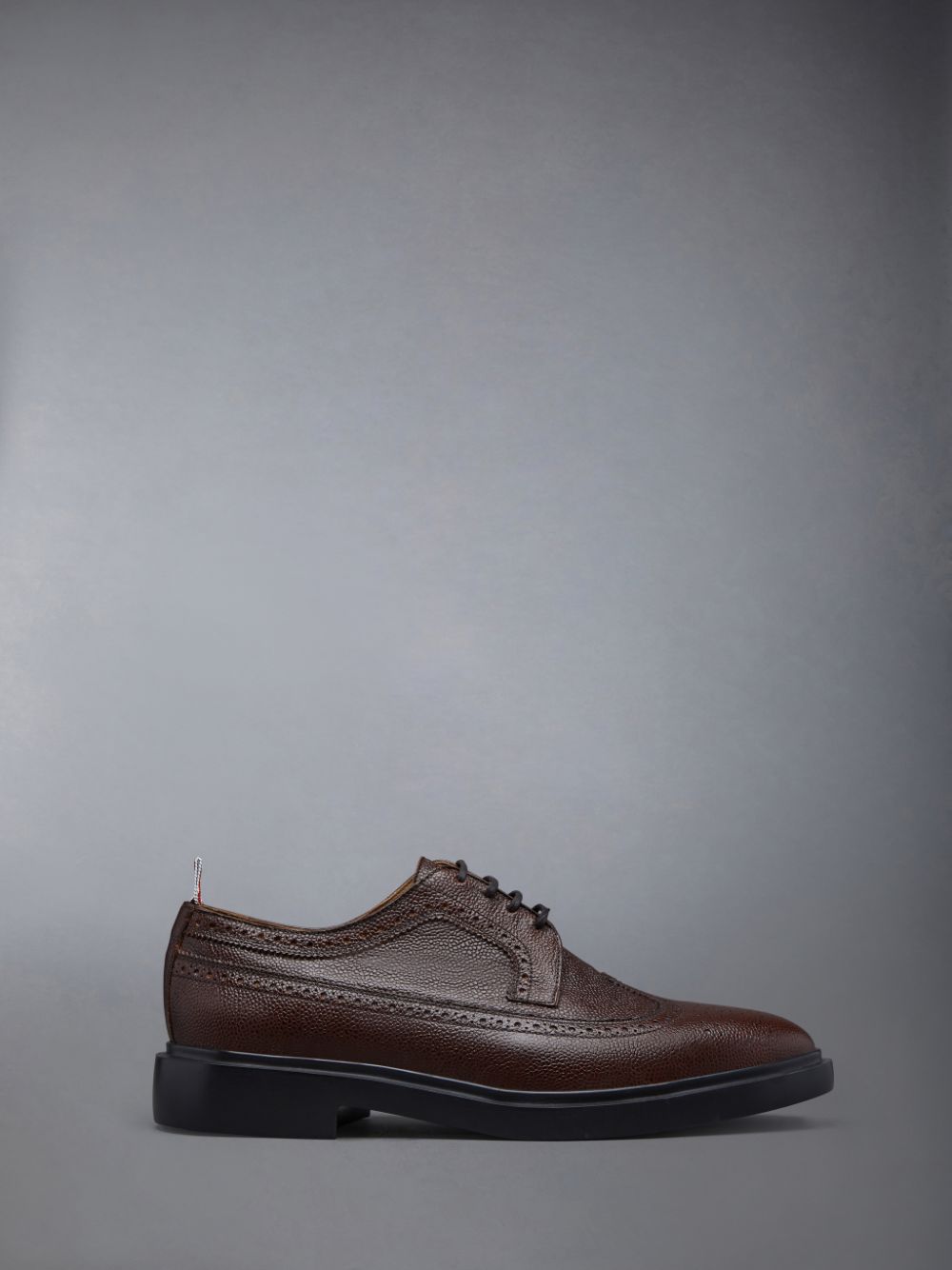 Thom Browne LONGWING W/ LIGHTWEIGHT RUBBER SOLE IN PEBBLE GRAIN LEATHER Brogue Schuhe Herren Braun | RIY61D52745